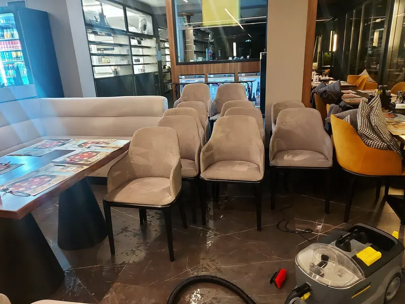 Изпрани тапицирани столове в заведение в Бургас